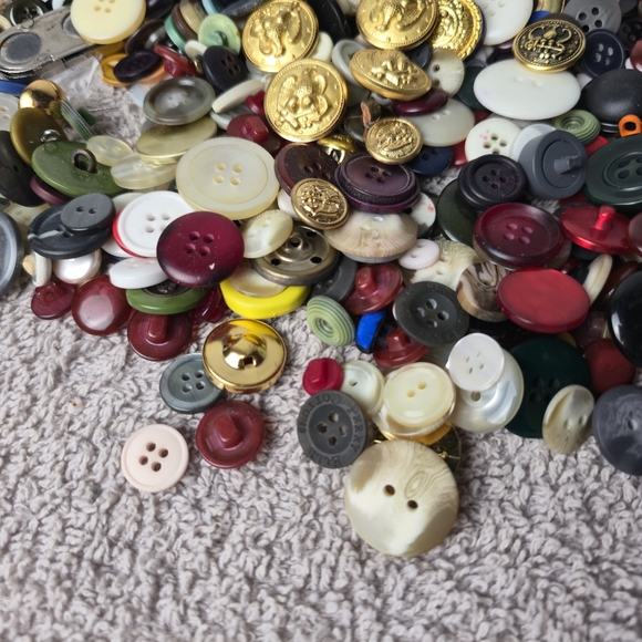 Assorted Colorful Buttons Collection - Picture 7 of 14